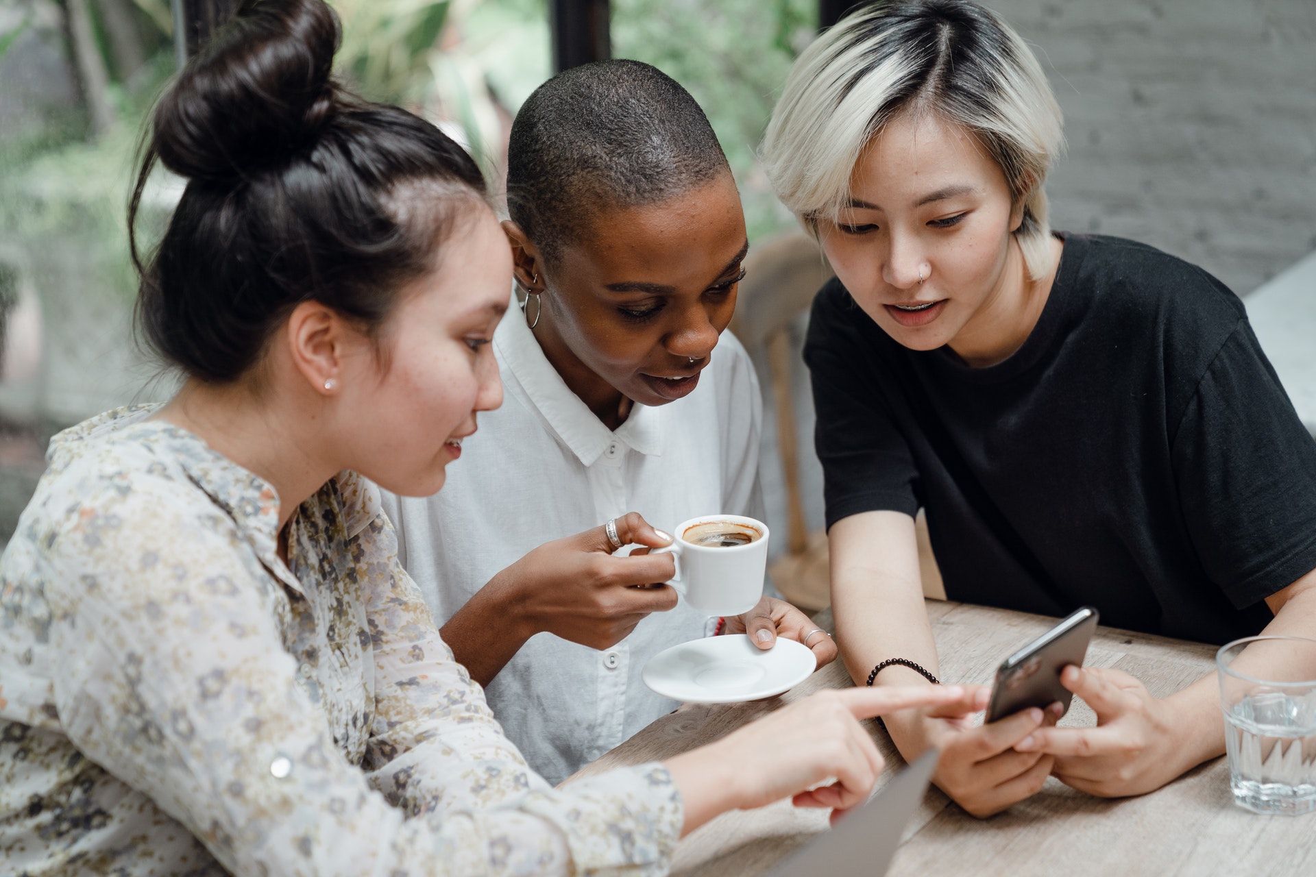 3 girls looking at phone